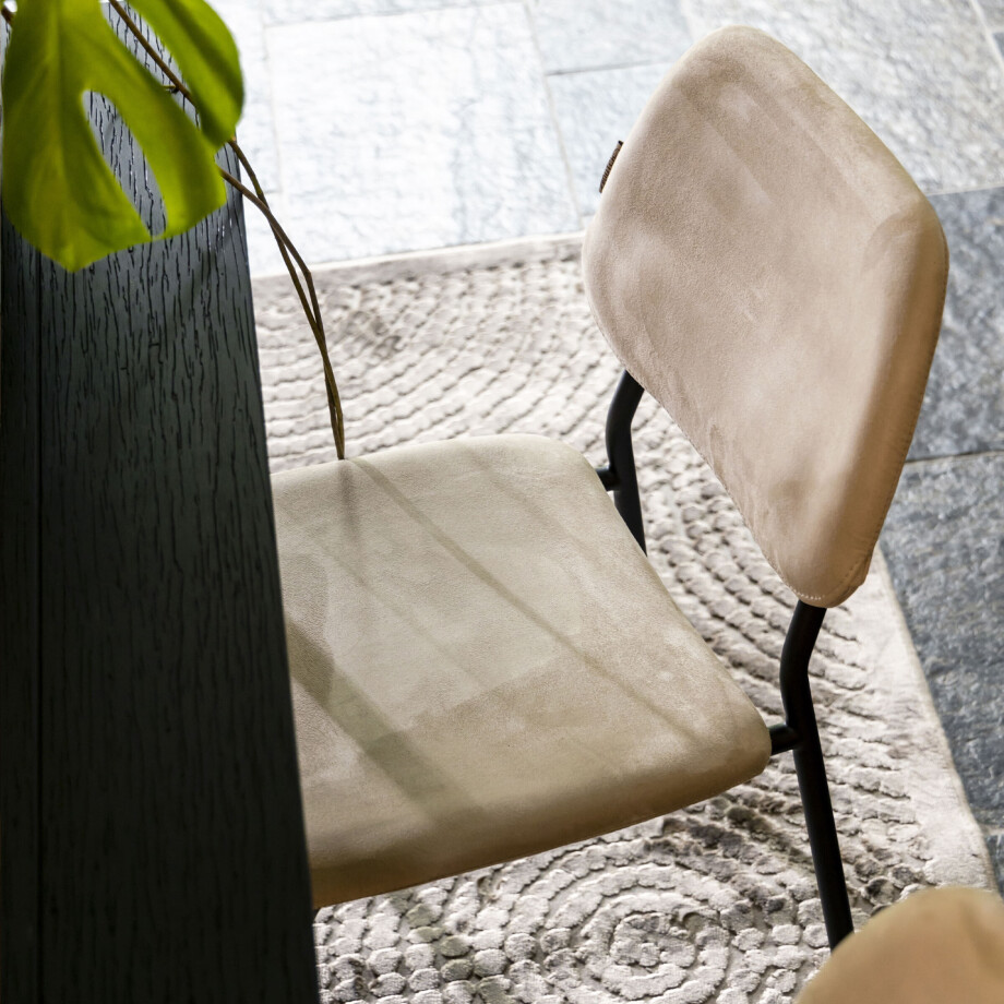 Dutchbone Eetkamerstoel 'Darby' Velvet, kleur Beige Dutchbone Eetkamerstoel 'Darby' Velvet, kleur Beige afbeelding 1