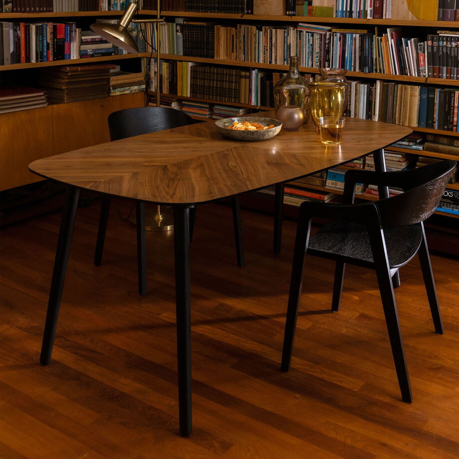 Dutchbone Eettafel 'Clover' Notenhout, 165 x 90cm Dutchbone Eettafel 'Clover' Notenhout, 165 x 90cm afbeelding