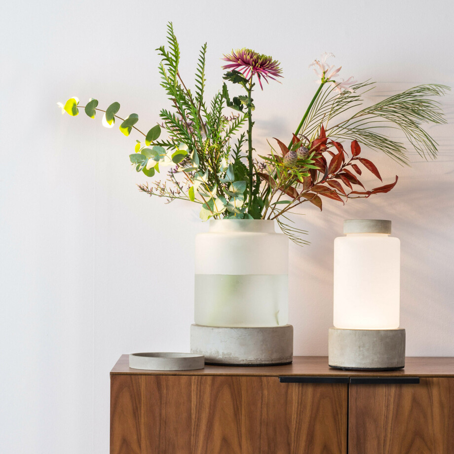 Zuiver Vaas/Tafellamp 'Reina' Beton en glas, Ø22cm Zuiver Vaas/Tafellamp 'Reina' Beton en glas, Ø22cm afbeelding