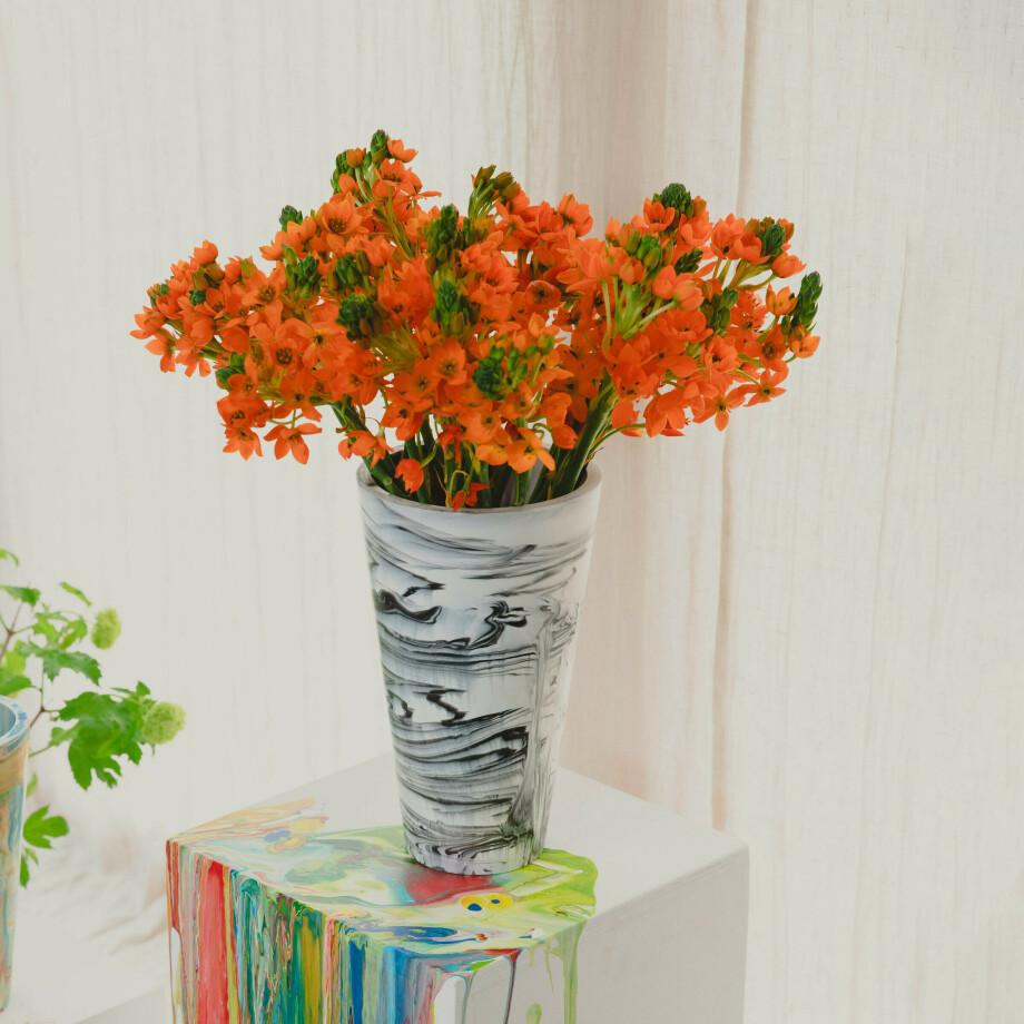 Zuiver Vaas 'Conic' Resin, 30cm, kleur Zwart/Wit Zuiver Vaas 'Conic' Resin, 30cm, kleur Zwart/Wit afbeelding 1