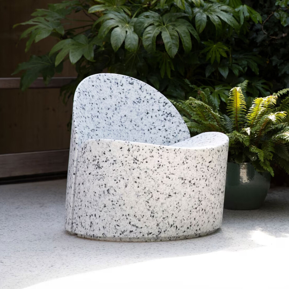 Zuiver Outdoor Fauteuil 'Bloom' kleur Wit Terrazzo Zuiver Outdoor Fauteuil 'Bloom' kleur Wit Terrazzo afbeelding 1