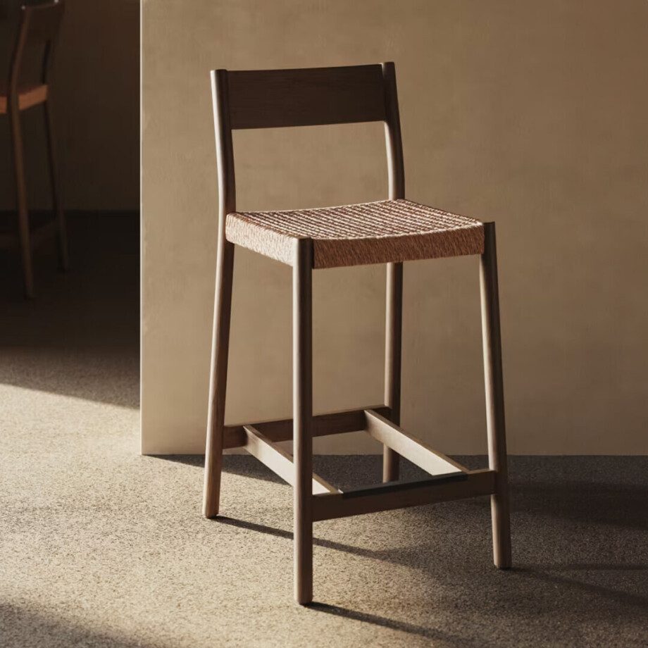 Kave Home Barkruk 'Yalia' Eikenhout, kleur Walnoot (zithoogte 65cm) afbeelding 1