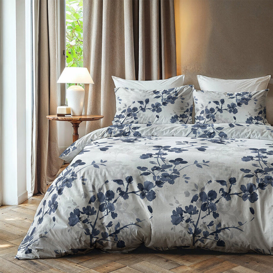 Dekbedovertrek Transquility Blue - Lits-Jumeaux (240x220 Cm) - Wit & Blauw Microvezel - Bloemen - Zydante - Dekbed-Discounter.nl Dekbedovertrek Transquility Blue - Lits-Jumeaux (240x220 Cm) - Wit & Blauw Microvezel - Bloemen - Zydante - Dekbed-Discounter.nl afbeelding 1