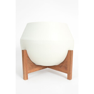 Witte plantenpot met houten standaard
