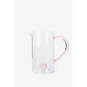Glazen karaf met roze hartje aan de binnenkant
