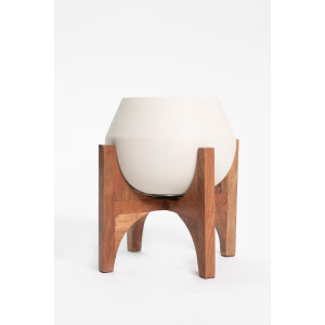Witte plantenpot met houten standaard
