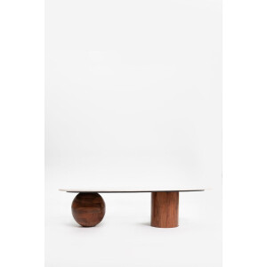 Houten koffietafel met marmer blad en asymmetrisch onderstel