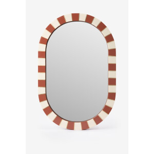 Rode hangspiegel met geblokte omlijsting