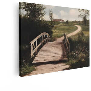 Artaza Canvas Schilderij Rustieke Houten Brug Leidt Naar een Boerderij op een Glooiende Groene Heuvel - 120x90 cm - Groot - Wanddecoratie Woonkamer - Schilderijen - Muurdecoratie