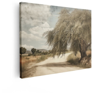 Artaza Canvas Schilderij Een Oude - Wapperende Boom langs een Stoffige Landweg onder een Bewolkte Hemel - 120x90 cm - Groot - Wanddecoratie Woonkamer - Schilderijen - Muurdecoratie