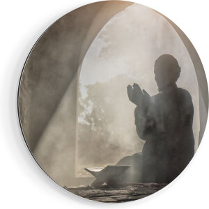 Artaza Dibond Muurcirkel Biddende Man In Een Oude Moskee  - Ø 90 cm - Groot - Wandcirkel - Rond Schilderij - Voor Binnen en Buiten