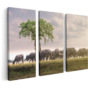 Artaza Canvas Schilderij Drieluik Kudde Buffels bij een Boom - 120x80 - Foto Op Canvas - Canvas Print