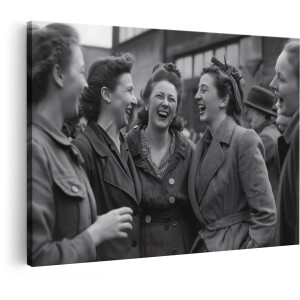 Artaza Canvas Schilderij Vrolijke Vrouwen Lachen Samen in de Jaren 1940 - een Moment van Vreugde - 90x60 cm - Wanddecoratie Woonkamer - Schilderijen - Muurdecoratie