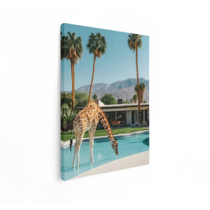 Artaza Canvas Schilderij Giraffe Drinkt Uit een Zwembad in een Modern Woestijnhuis met Palmbomen - 60x80 cm - Wanddecoratie Woonkamer - Schilderijen - Muurdecoratie