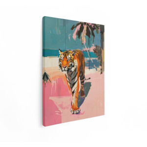 Artaza Canvas Schilderij Expressieve Tijger Loopt op een Roze Strand met Palmbomen en Oceaan op de Achtergrond - 90x120 cm - Groot - Wanddecoratie Woonkamer - Schilderijen - Muurdecoratie