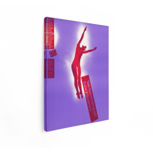 Artaza Canvas Schilderij Danseres in Rode Outfit Zweeft Gracieus met Armen Omhoog tegen Paarse Achtergrond - 30x40 cm - Klein - Wanddecoratie Woonkamer - Schilderijen - Muurdecoratie