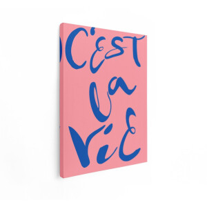 Artaza Canvas Schilderij C'Est La Vie Handlettering in Blauw op een Roze Achtergrond - 30x40 cm - Klein - Wanddecoratie Woonkamer - Schilderijen - Muurdecoratie