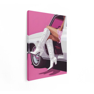 Artaza Canvas Schilderij Vrouw in Witte Cowboylaarzen Stapt Uit een Auto met Roze Achtergrond - 90x120 cm - Groot - Wanddecoratie Woonkamer - Schilderijen - Muurdecoratie