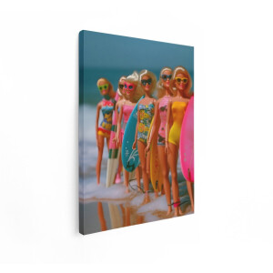 Artaza Canvas Schilderij Barbie Poppen - 90x120 cm - Wanddecoratie Strand - Muurdecoratie Vintage - Decoratie Zee Retro - Roze