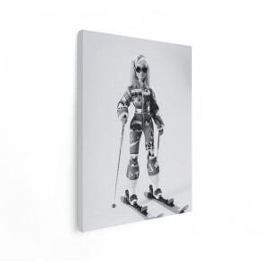 Artaza Canvas Schilderij Stijlvolle Barbie Pop in Ski-Outfit met Ski'S en Stokken - Klaar voor de Piste - 90x120 cm - Groot - Wanddecoratie Woonkamer - Schilderijen - Muurdecoratie
