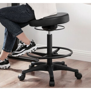 Signature Home Ergonomische Bureaustoel - zit-sta Bureaukruk - Werkkruk hoge zitting - draaibaar en verstelbaar - verstelbare ronde voetensteun - zwart - 81cm