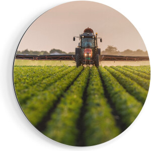 Artaza Dibond Muurcirkel Rode Tractor op het Veld aan het Sproeien - Ø 50 cm - Klein - Wandcirkel - Rond Schilderij - Voor Binnen en Buiten