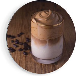 Artaza Dibond Muurcirkel IJskoffie Met Koffiebonen Op Tafel - Ø 60 cm - Wandcirkel - Rond Schilderij - Voor Binnen en Buiten