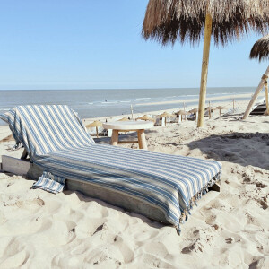 hipps Loungie beachbedcover KARAKIZ AIRBLUE, luxe hamamdoek voor ligbed | met OMSLAG en SIDE-POCKET | ligbedhoes | handdoek | strandhanddoek | strandlaken | cover | beachbed | sunbed | ligstoel | strandbed | fouta | pestemal | uniek formaat