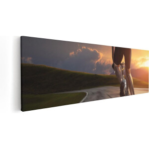 Artaza Canvas Schilderij Wielrennen Fietser op de Weg bij Zonsondergang - 90x30 cm - Wanddecoratie Woonkamer - Schilderijen - Muurdecoratie