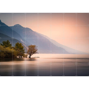 IXXI Garda Lake Mountains, Claire Droppert - 140 x 100 cm - Gratis ophangtool - Grote wanddecoratie en posters - Fotografie, Realisme, Naturalisme
