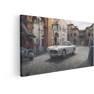 Artaza Canvas Schilderij Klassieke Maserati Rijdt door een Italiaans Stadsplein met Mensen en Duiven - 120x60 cm - Groot - Wanddecoratie Woonkamer - Schilderijen - Muurdecoratie