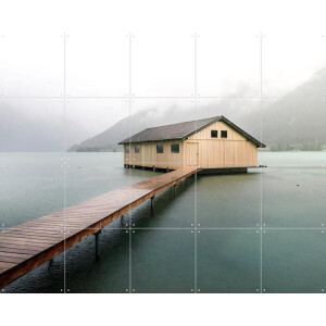 IXXI Austrian Boathouse, Claire Droppert - 100 x 80 cm - Gratis ophangtool - Grote wanddecoratie en posters - Minimalistisch, Naturalisme, Realisme