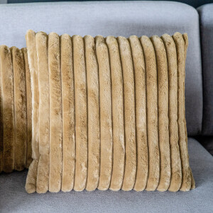 By-Boo Kussen 'Wuzzy' 50 x 50cm, kleur Goud