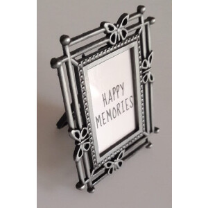 Met dit fotolijstje van kunststof kunt u uw favoriete foto / afbeelding op een mooie plaats zetten. Er past een afbeelding in met de maat van een pasfoto. Dit zilverkleurige lijstje heeft aan de achterkant een standaard. Voor uzelf of Bestel Een Kado