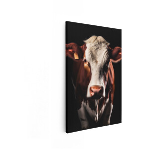 Artaza Canvas Schilderij Portret van een Bruin-Witte Koe met een Zwarte Achtergrond - Studioverlichting - 40x60 cm - Wanddecoratie Woonkamer - Schilderijen - Muurdecoratie