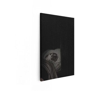 Artaza Canvas Schilderij Schattige Hond Slaapt Vredig op een Zacht Kussen in een Donkere Kamer - 40x60 cm - Wanddecoratie Woonkamer - Schilderijen - Muurdecoratie
