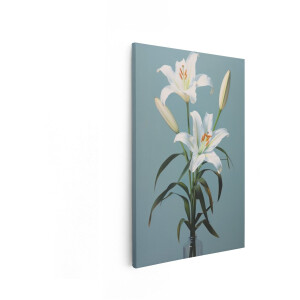 Artaza Canvas Schilderij Witte Lelies in een Glazen Vaas tegen een Zachte Blauwe Achtergrond - 60x90 cm - Wanddecoratie Woonkamer - Schilderijen - Muurdecoratie