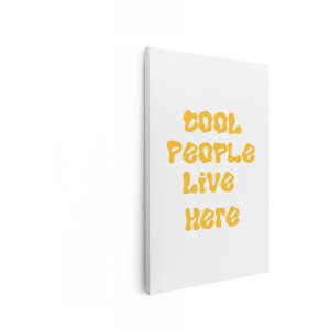 Artaza Canvas Schilderij Grappige Tekst 'Cool People Live Here' in Gele - Golvende Letters op Witte Achtergrond - 60x90 cm - Wanddecoratie Woonkamer - Schilderijen - Muurdecoratie