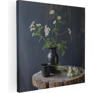 Artaza Canvas Schilderij Twee Zwarte Vazen met Bloemen op een Houten Stronk - Bloemen - 30x30 cm - Klein - Wanddecoratie Woonkamer - Schilderijen - Muurdecoratie