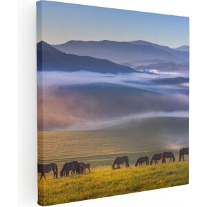 Artaza Canvas Schilderij Paarden - 70x70 cm - Wanddecoratie Landschap - Muurdecoratie Bergen In De Mist - Schilderijen Op Canvas Natuur