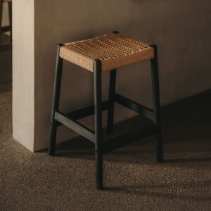 Kave Home Barkruk 'Yalia' Eikenhout, kleur Zwart (zithoogte 66cm)