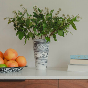 Zuiver Vaas 'Conic' Resin, 25cm, kleur Zwart/Wit